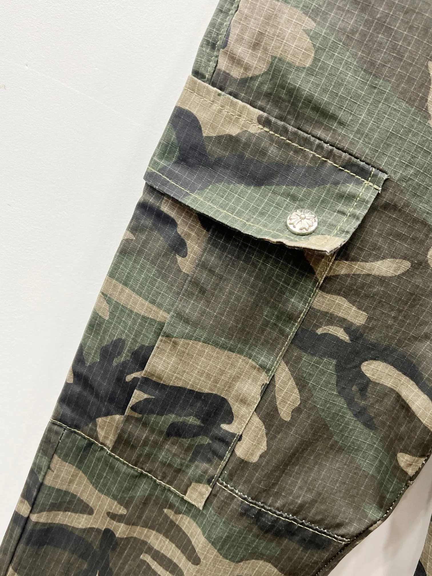 P260 Style No.: (r006) Chrome Hearts & Chrome Hearts new silver camouflage three-dimensional pocket overalls, original custom fabrics, the same high-end simple and loose version as the Internet celebrity star, with multiple embroidered letter LOGO designs, very high-end and stylish! The fabric feels very comfortable, a super versatile and good-looking overalls Size: 28-30-32-34-36 Color: Camouflage